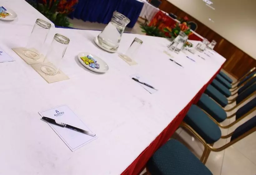 ホテル Alotau International