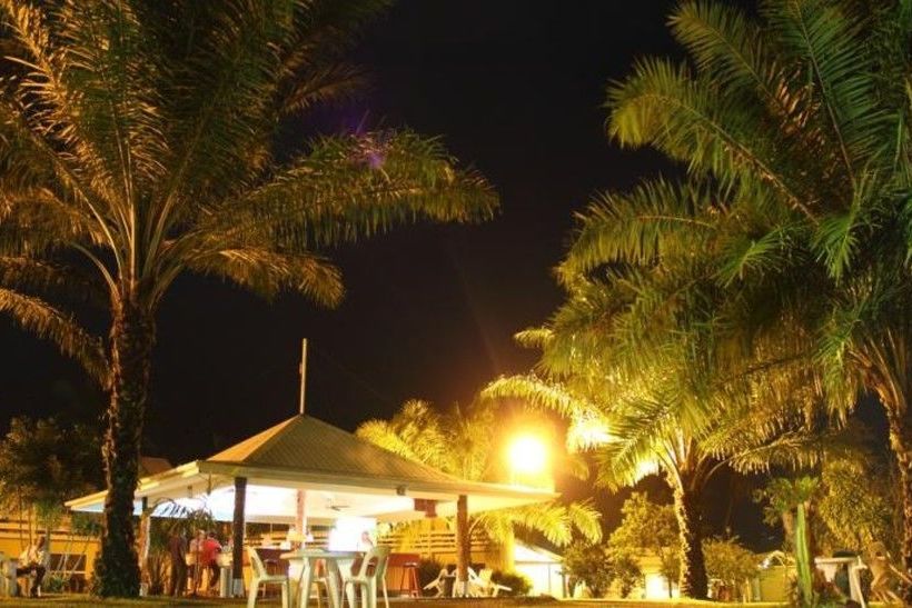 בית מלון כפרי Alotau International