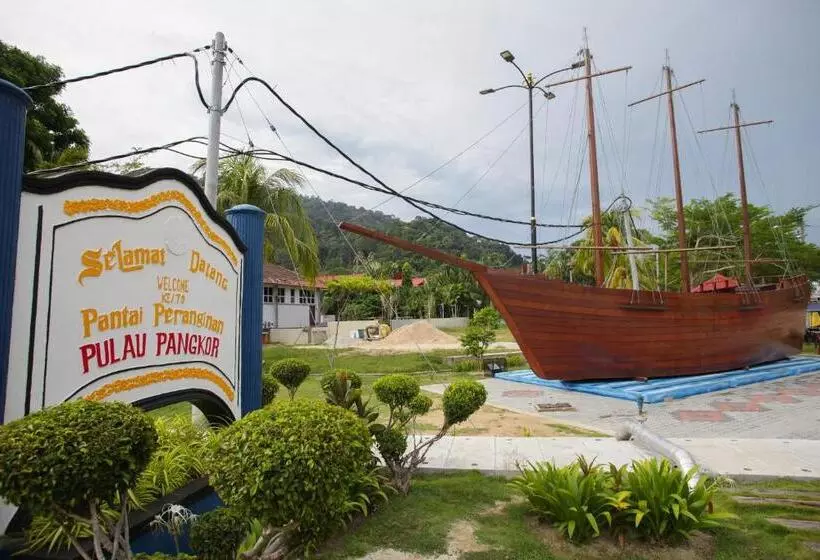 هتل Anjungan Beach Resort