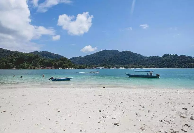 هتل Anjungan Beach Resort