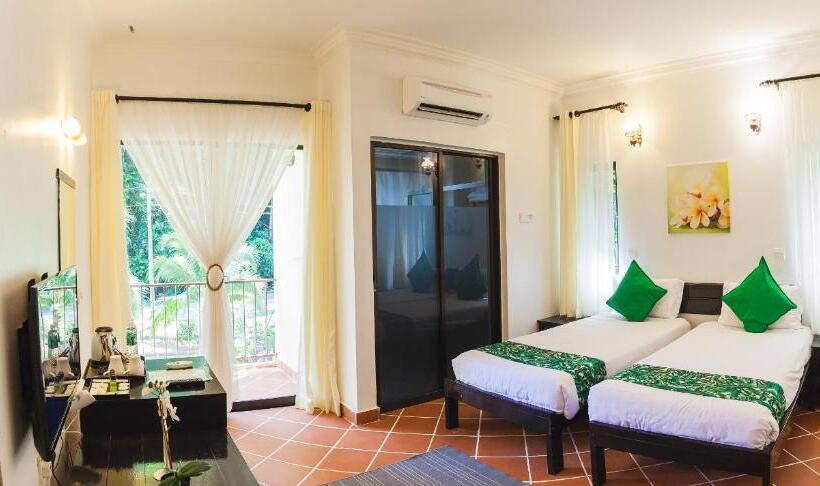 Hotel Anjungan Beach Resort