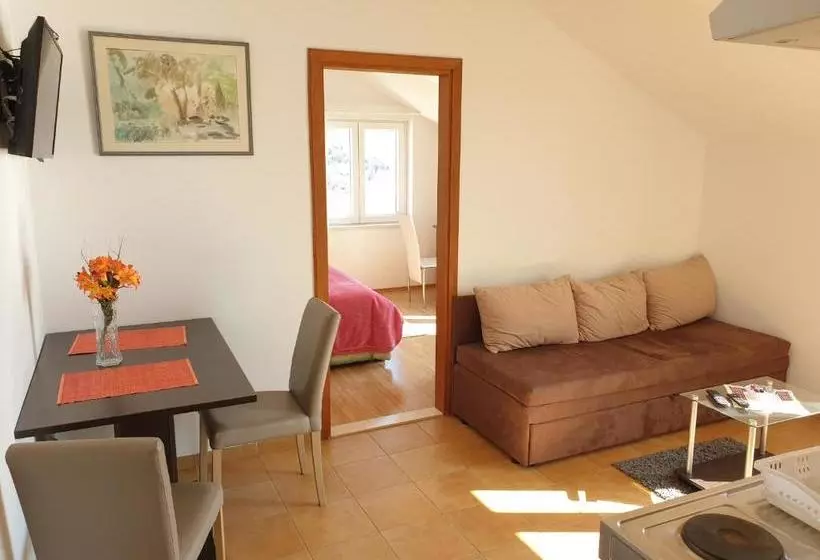 Hotelli Apartments Lira