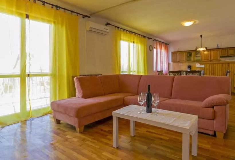 ホテル Apartments Novi Vinodolski