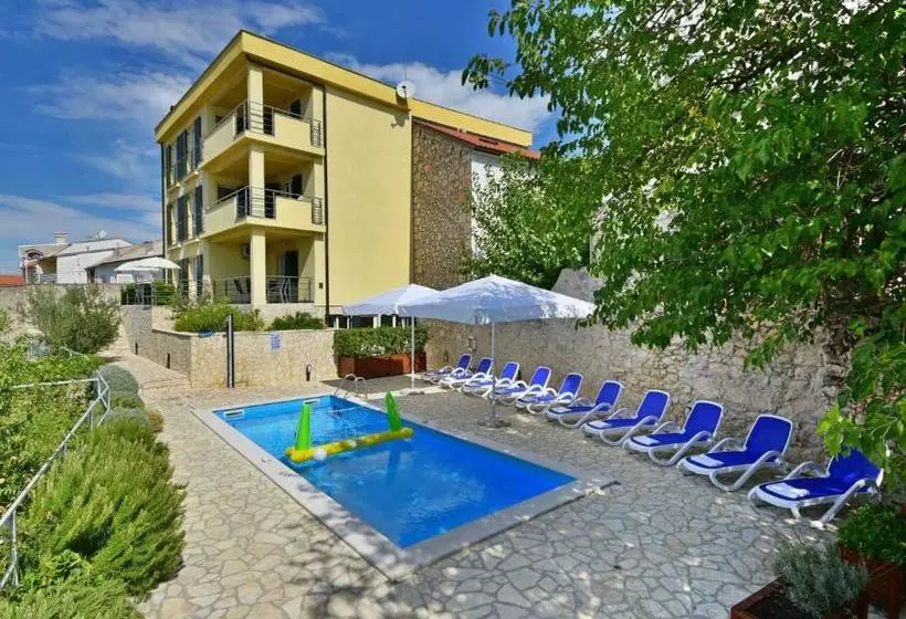 ホテル Apartments Novi Vinodolski