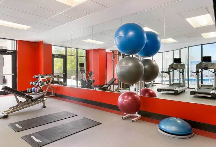 فندق Courtyard By Marriott Toronto Mississauga/west