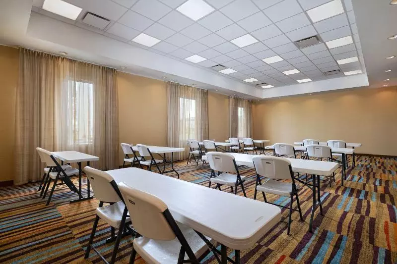 هتل Fairfield Inn & Suites By Marriott Lincoln Airport