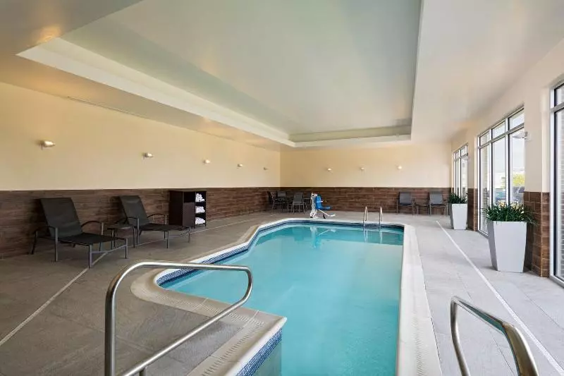 هتل Fairfield Inn & Suites By Marriott Lincoln Airport