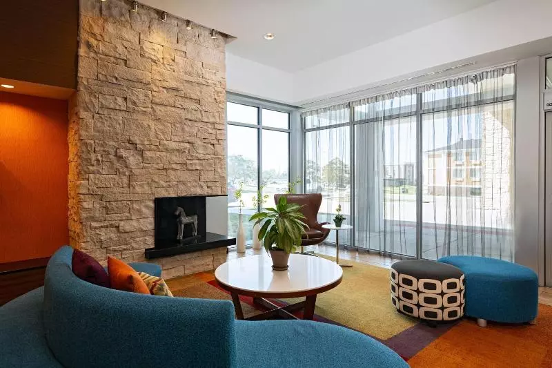 هتل Fairfield Inn & Suites By Marriott Lincoln Airport