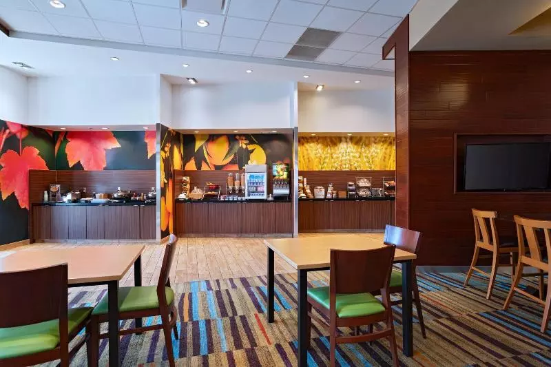 هتل Fairfield Inn & Suites By Marriott Lincoln Airport