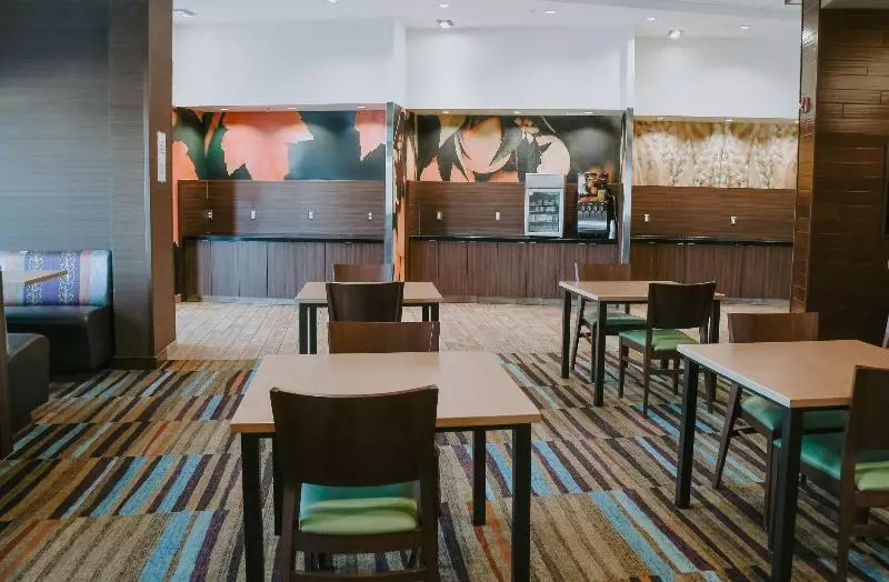 هتل Fairfield Inn & Suites By Marriott Lincoln Airport