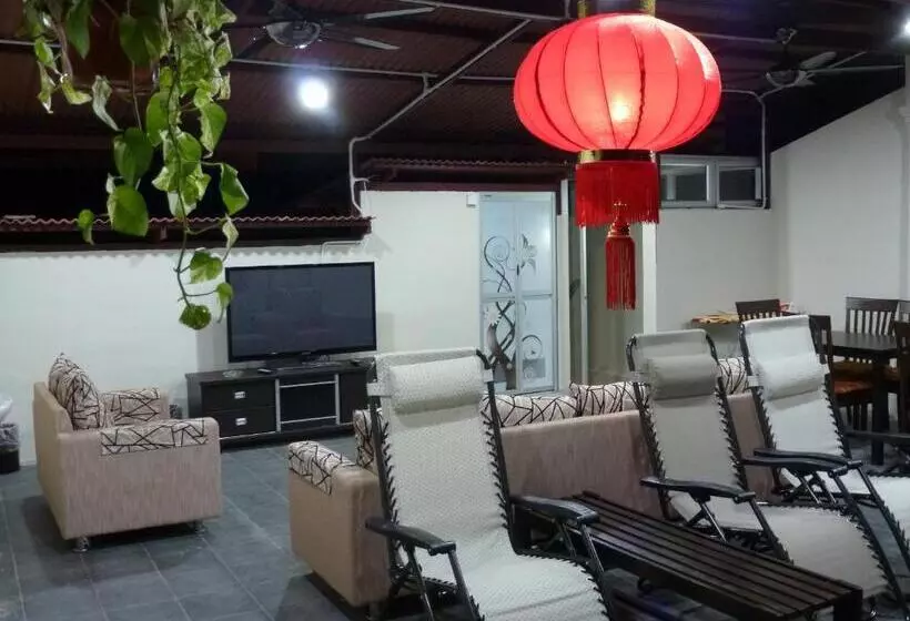 هتل Hong At Jonker Street