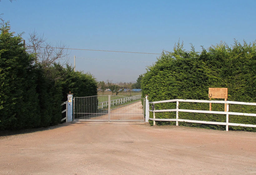 בית מלון כפרי Insolent Inn