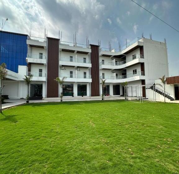 Aks International Hotel And Resort