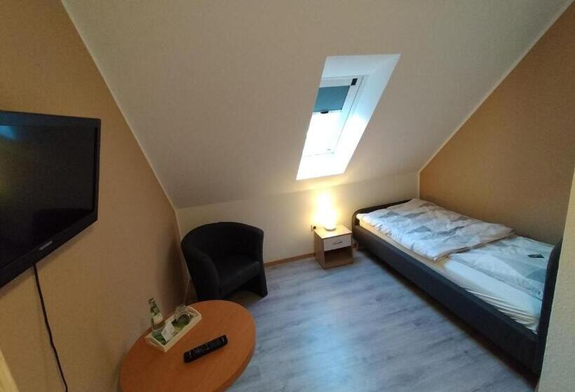 فندق صغير Gasthof Zu Den Linden 61225