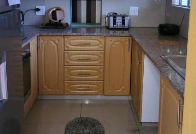 פנסיון Orca Estate Guesthouse Self Catering Accommodation