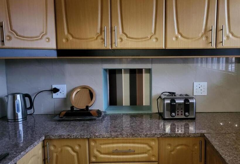 פנסיון Orca Estate Guesthouse Self Catering Accommodation