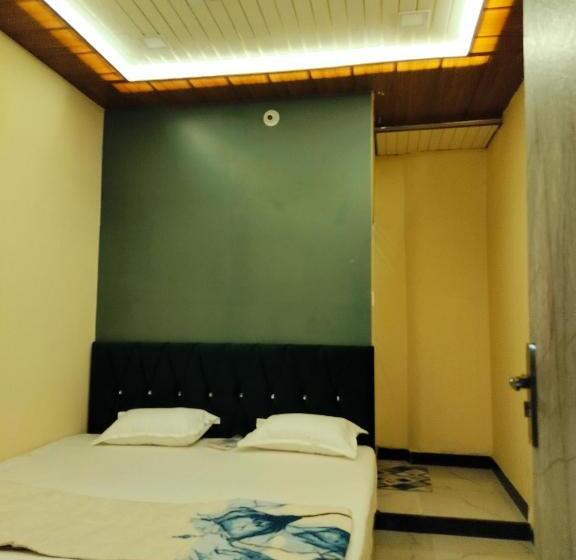 Hotel Adhinam