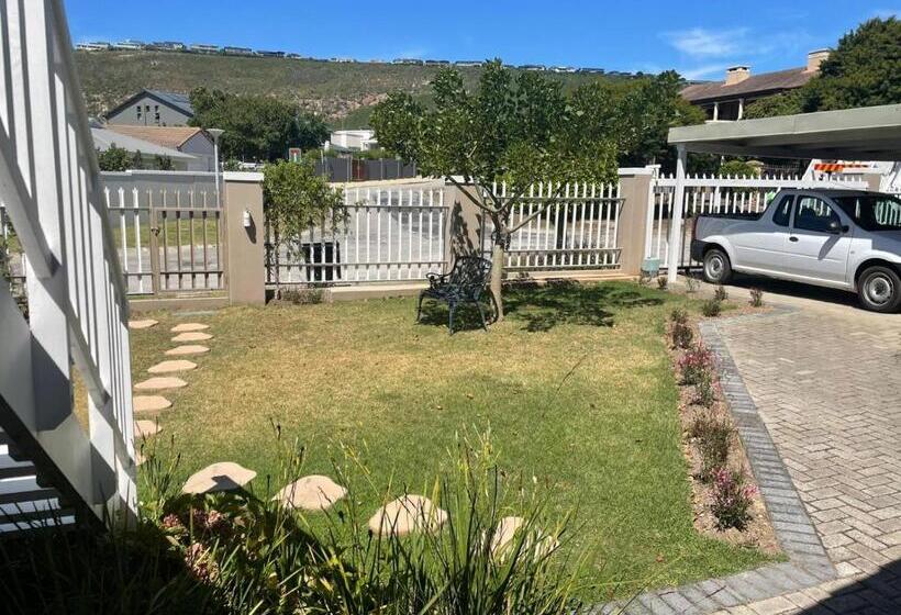 펜션 Calm Waters Guesthouse