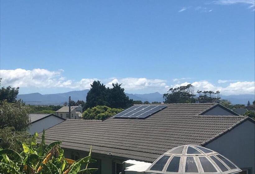 펜션 Calm Waters Guesthouse