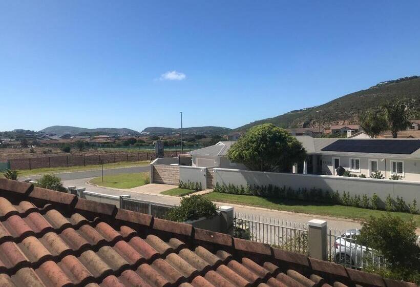 펜션 Calm Waters Guesthouse