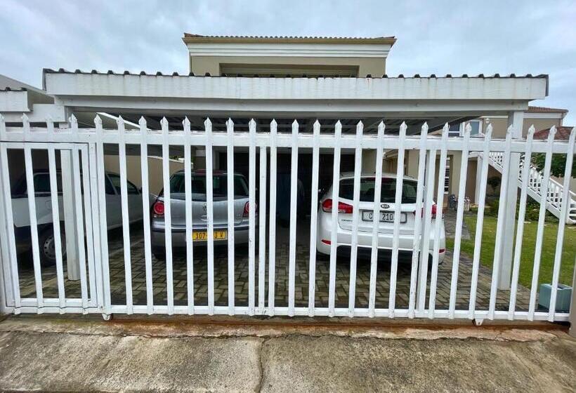 펜션 Calm Waters Guesthouse