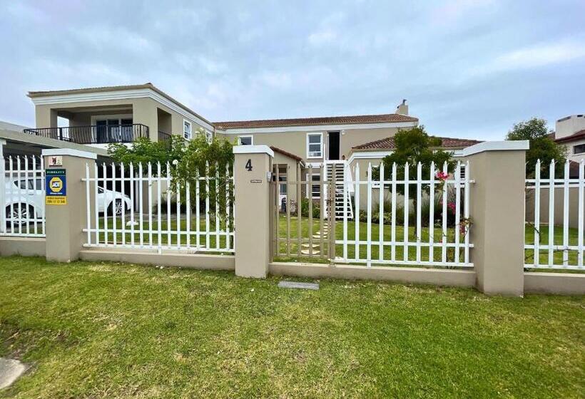 펜션 Calm Waters Guesthouse