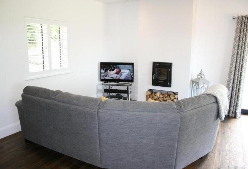 تختخواب و صبحانه The Cabin 2 Bedroom Property