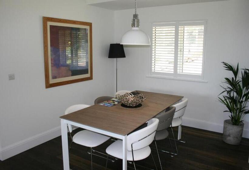 تختخواب و صبحانه The Cabin 2 Bedroom Property