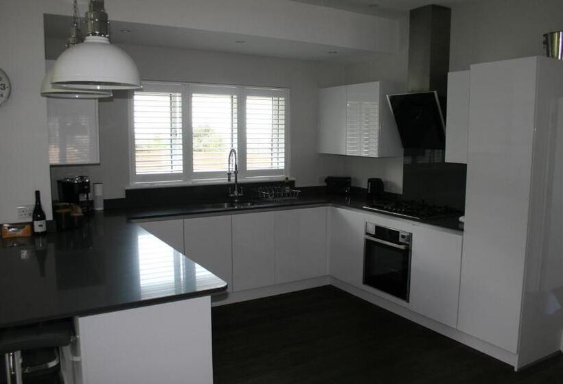 تختخواب و صبحانه The Cabin 2 Bedroom Property