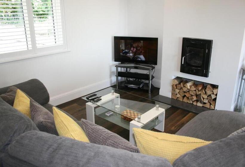 تختخواب و صبحانه The Cabin 2 Bedroom Property