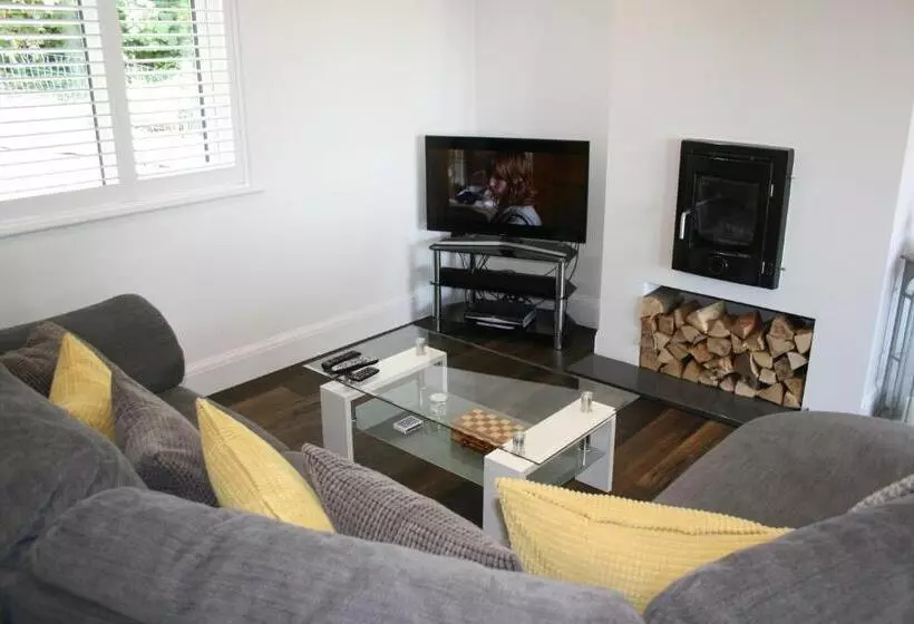 تختخواب و صبحانه The Cabin 2 Bedroom Property