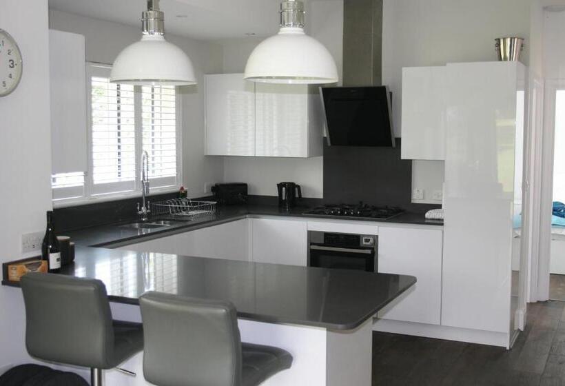 تختخواب و صبحانه The Cabin 2 Bedroom Property