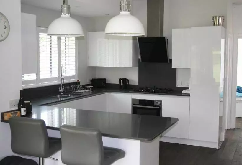 تختخواب و صبحانه The Cabin 2 Bedroom Property