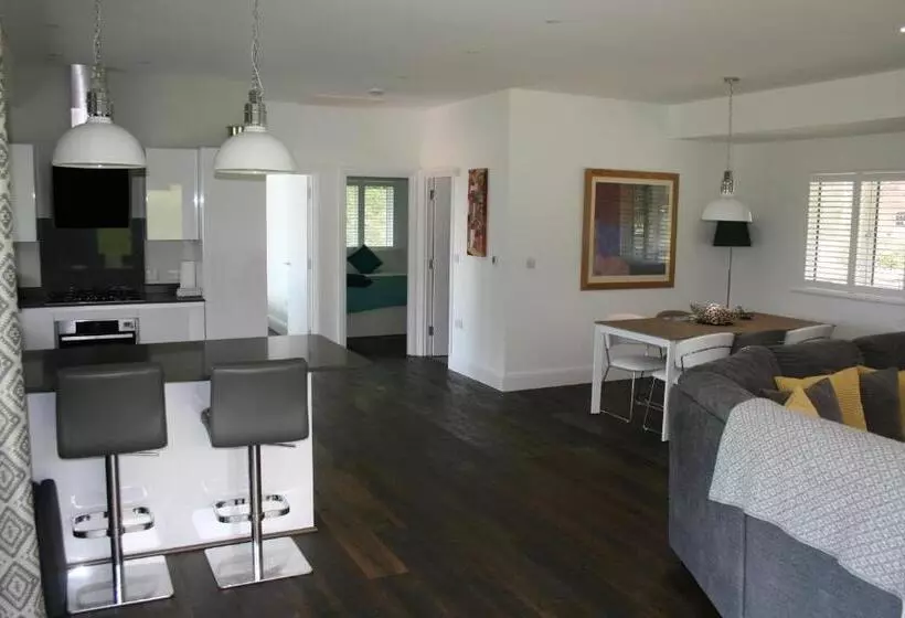 تختخواب و صبحانه The Cabin 2 Bedroom Property