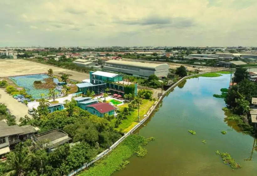 Hotelli The River Palm Resort