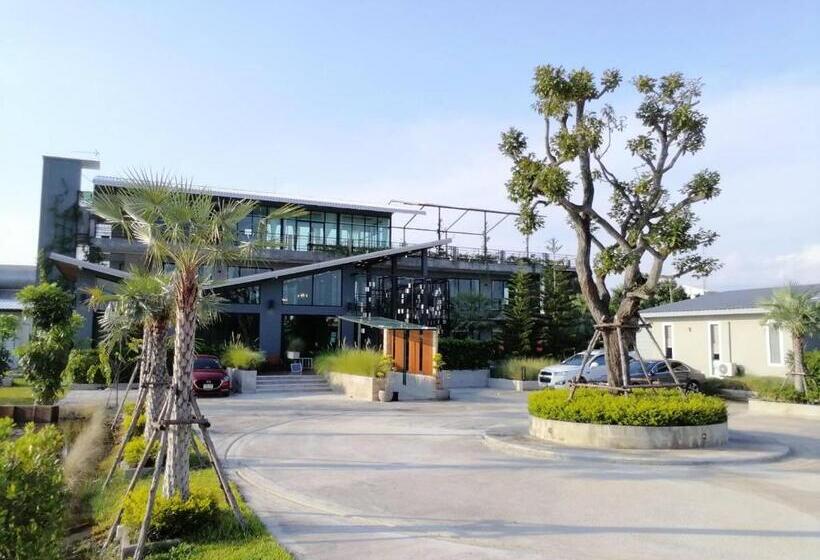 Отель The River Palm Resort