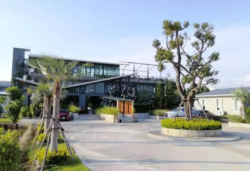 Hotelli The River Palm Resort