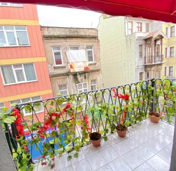 Cozy Suite With Balcony   On The Kadıköy Seaside
