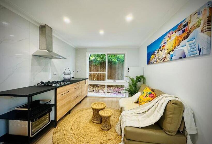 Пансион Charming Granny Flat Conveniently Located Near Knox Shopping Center