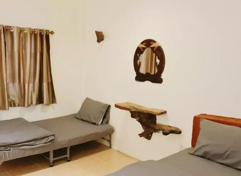 Hotelli โรงแรมวรรณิดา การ์เด้น รีสอร์ท