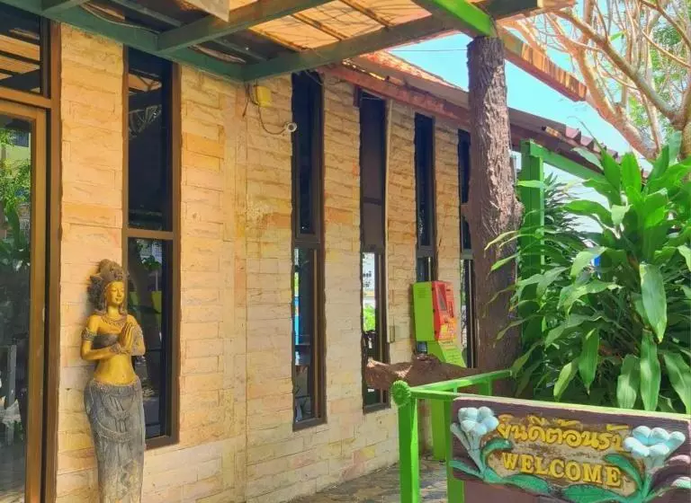 Hotelli โรงแรมวรรณิดา การ์เด้น รีสอร์ท