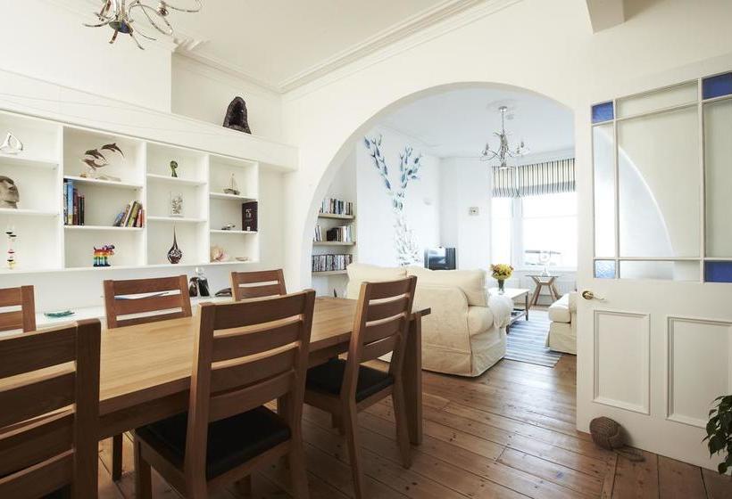 住宿加早餐  West By Five