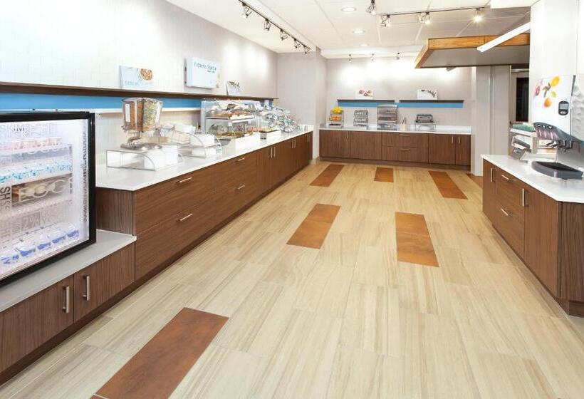 Отель Holiday Inn Express & Suites Sterling Heights Detroit Area, An Ihg