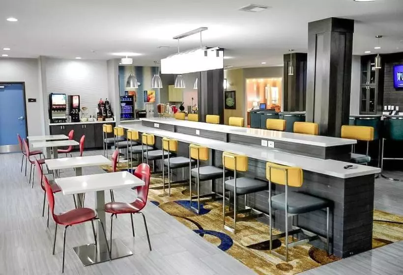 هتل Del Mar Airport Inn & Suites