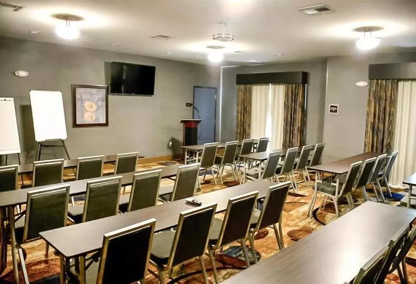 هتل Del Mar Airport Inn & Suites