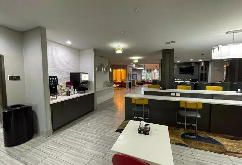 هتل Del Mar Airport Inn & Suites