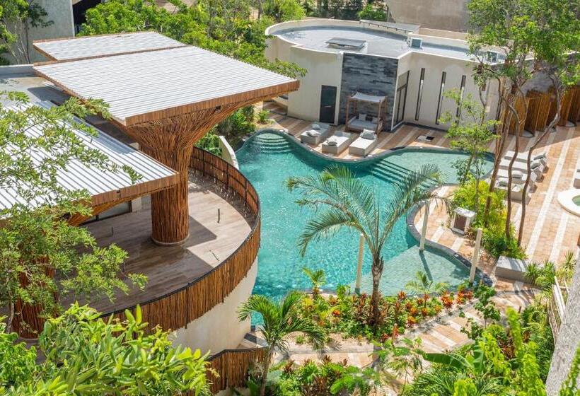 Hotel Stylish Studio With Exclusive Amenities, Private Balcony With Bathtub, Shared Swimming Pool And Spa