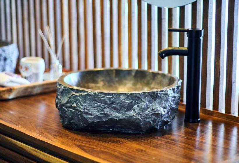 Hotel Stylish Studio With Exclusive Amenities, Private Balcony With Bathtub, Shared Swimming Pool And Spa