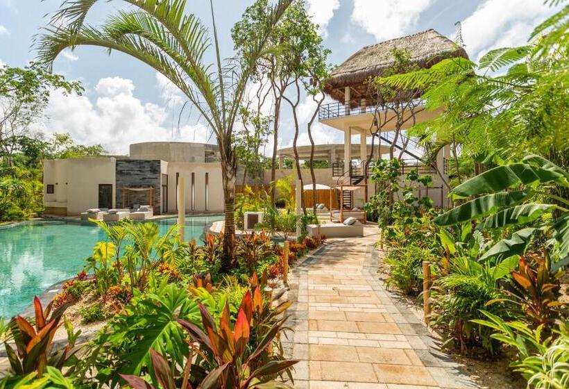 Hotel Stylish Studio With Exclusive Amenities, Private Balcony With Bathtub, Shared Swimming Pool And Spa