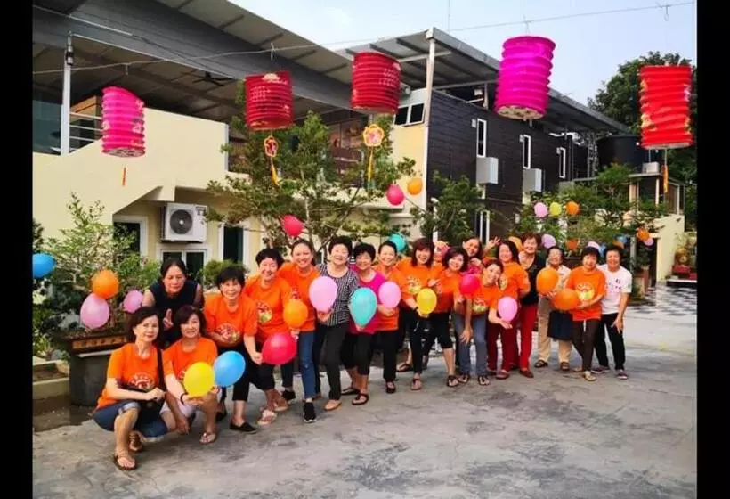 ペンション Bonsai Homestay Kluang   B17